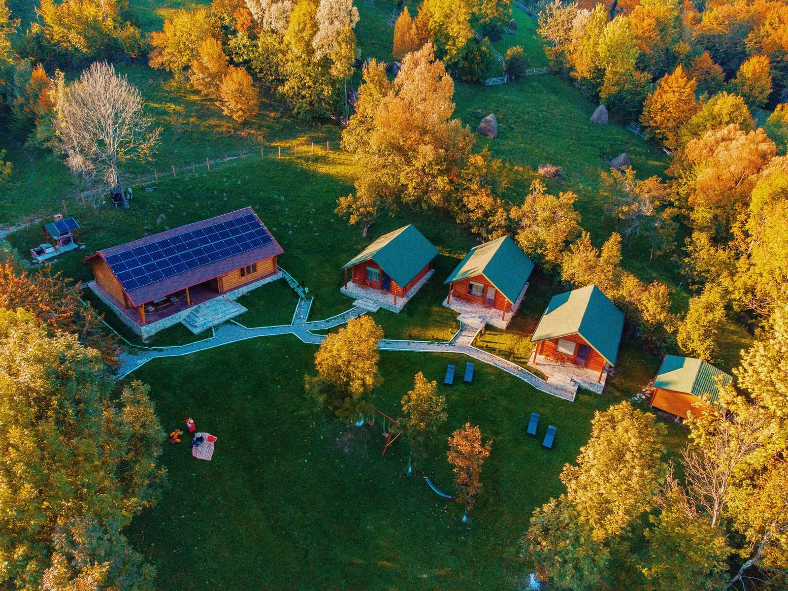 Cabanele și restaurantul văzute de sus, în peisajul de toamnă
