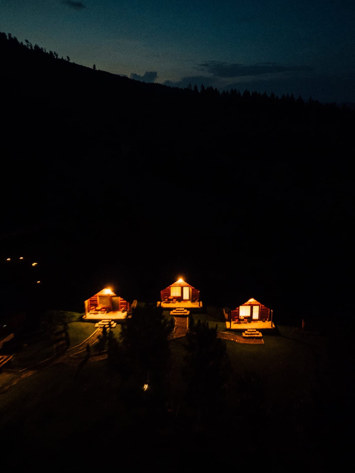 Cabanele luminate seara